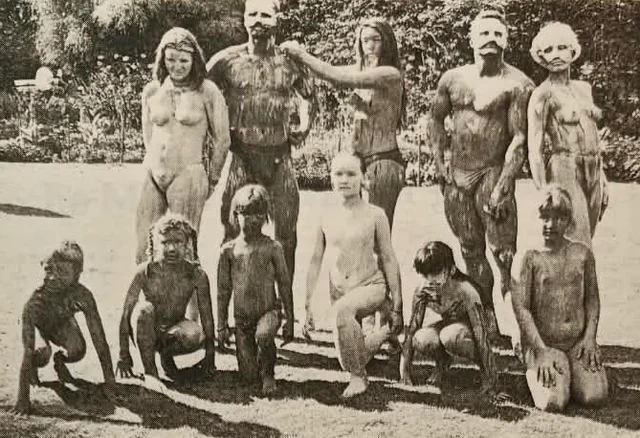 Historisches Zeitungsfoto einer Gruppe mit Körperbemalung im Kurpark