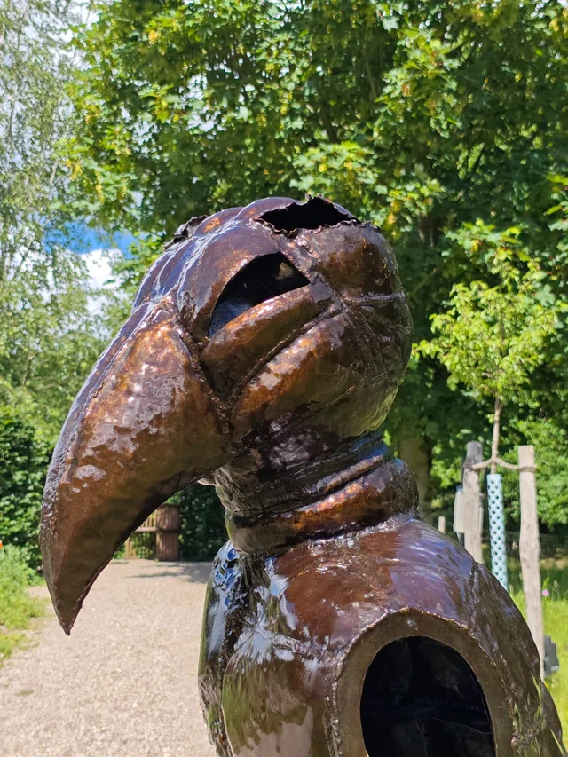 Weitere Ansicht von Kopf und offenem Rumpf der Skulptur Hugo.