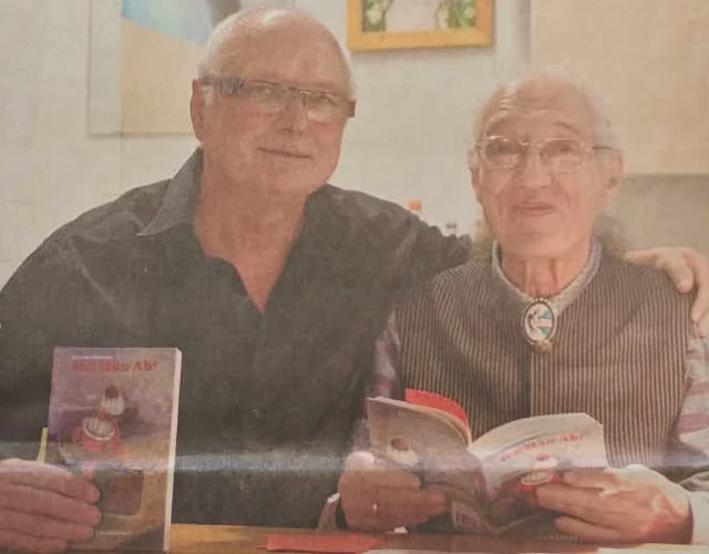 Eckhard Kowalke und Ralf Rahier mit dem Buch Ich Hau Ab auf einem Zeitungsfoto