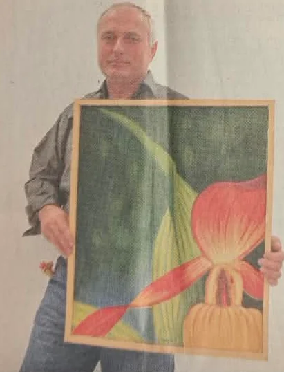 Eckhard Kowalke hält ein gerahmtes Gemälde bei der KN-Kunstaktion