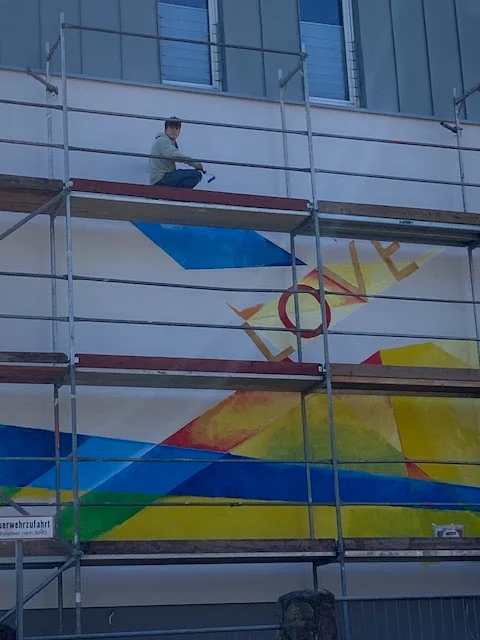 Das Wandbild mit Gerüst während der Arbeit.