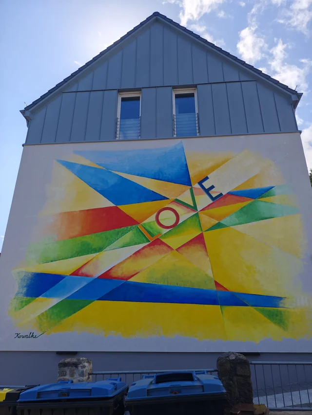 Die vollständig bemalte LOVE-Fassade an einem Haus in Borby.