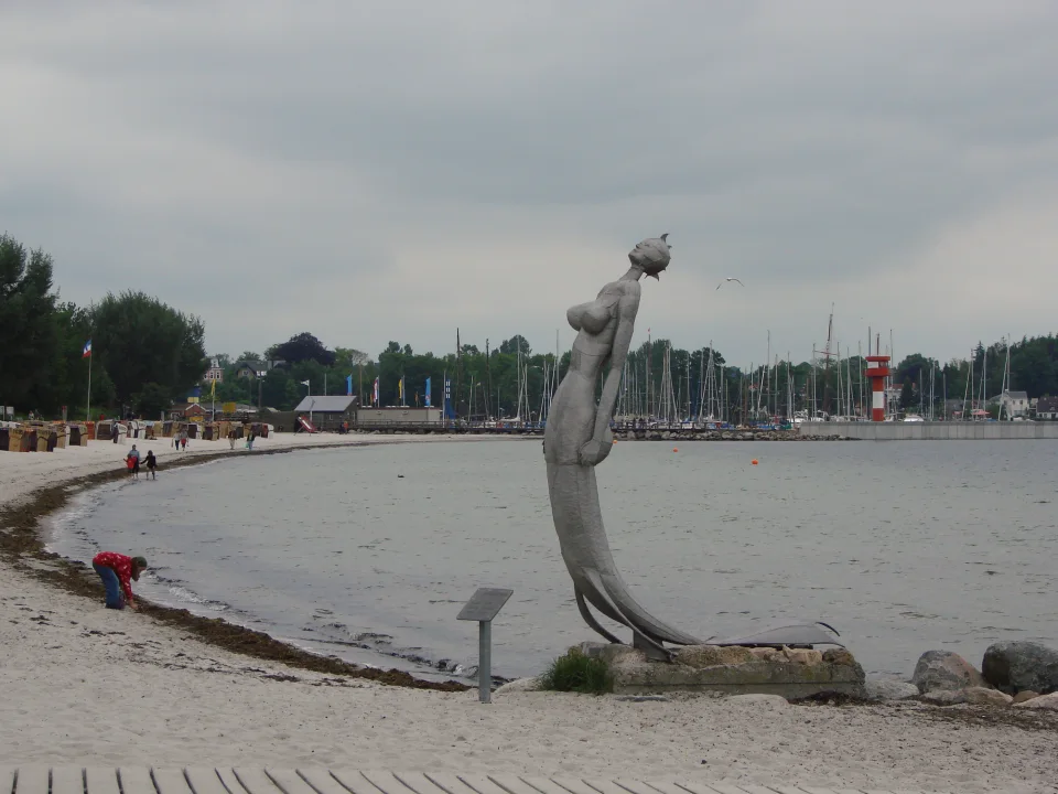 Eckernförder Nixe am Strand - Eckhard Kowalke