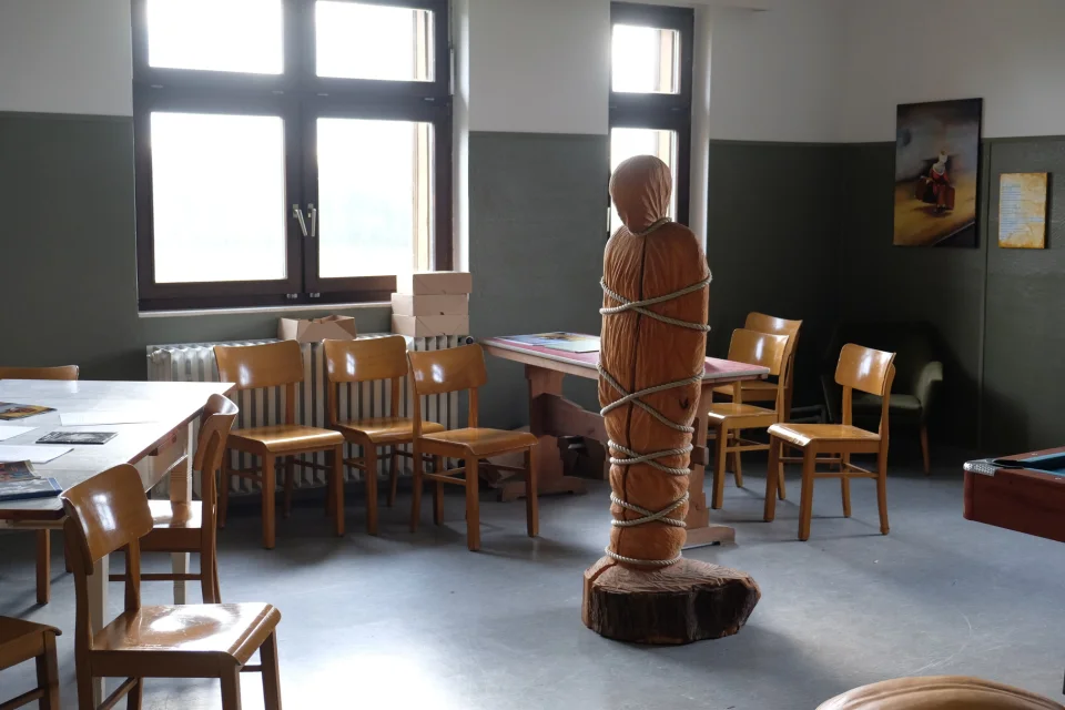 Holzfigur, mit Seilen umwickelt, in der Ausstellung in Freistatt 2015 - Eckhard Kowalke