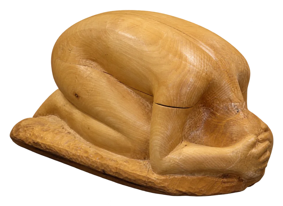 Kniende, zu Boden gebeugte Holzfigur - Eckhard Kowalke