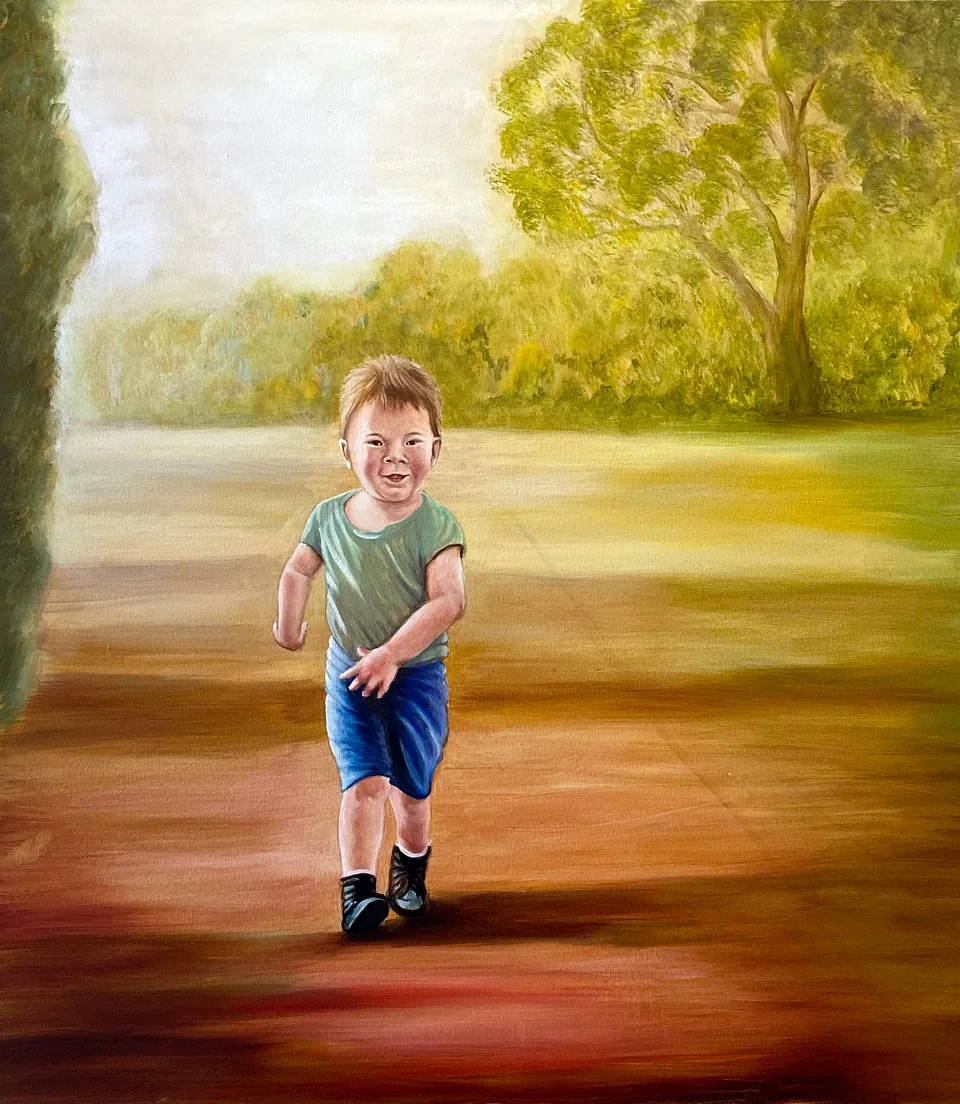 Ein Kind in grünem Shirt und blauer Hose steht vor einer lichtdurchfluteten Baumlandschaft. - Eckhard Kowalke