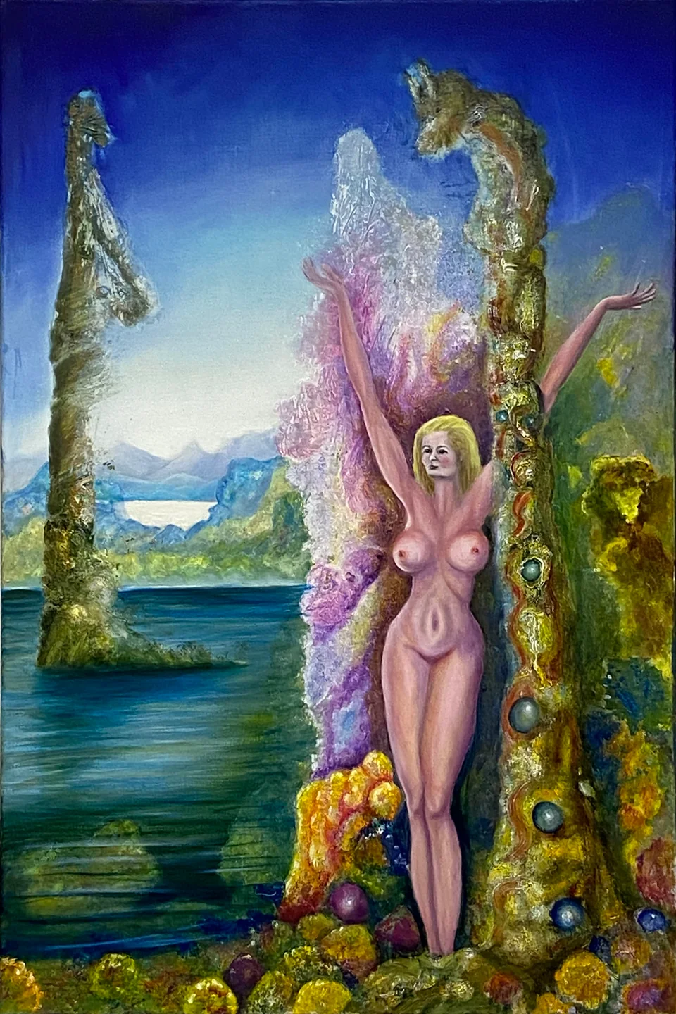 Eine weibliche Figur mit erhobenen Armen steht zwischen phantastischen Felsformen und farbigen Kugeln an einem blauen Gewässer. - Eckhard Kowalke