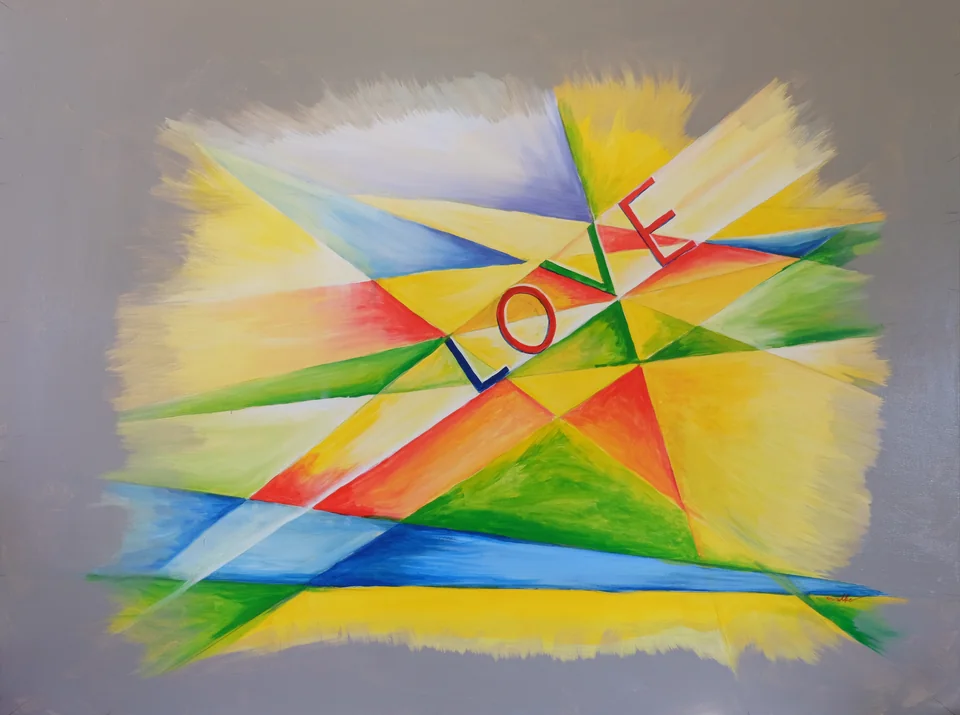 Farbige geometrische Strahlen und Dreiecke über einem grauen Malgrund, darüber das gemalte Wort LOVE. - Eckhard Kowalke