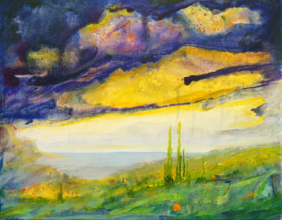 Expressive Landschaft mit gelbem Lichtband unter blauvioletten Wolken und zwei schmalen grünen Pflanzen im Vordergrund. - Eckhard Kowalke