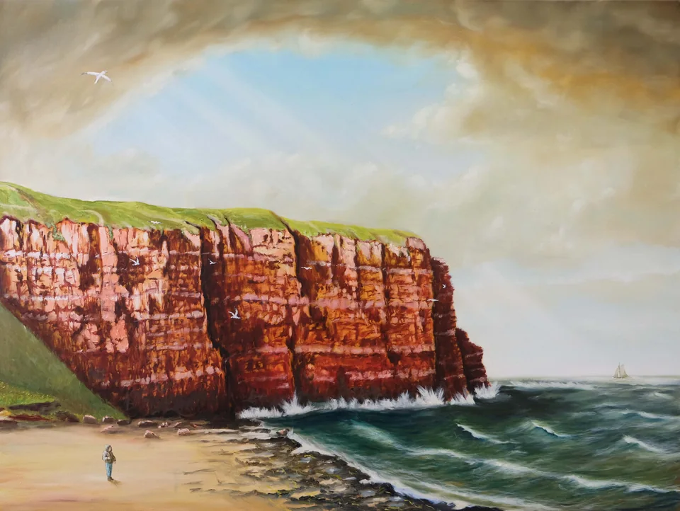 Rote Steilküste über einem Strand und bewegtem dunkelgrünem Meer, unter einem hellen wolkigen Himmel. - Eckhard Kowalke