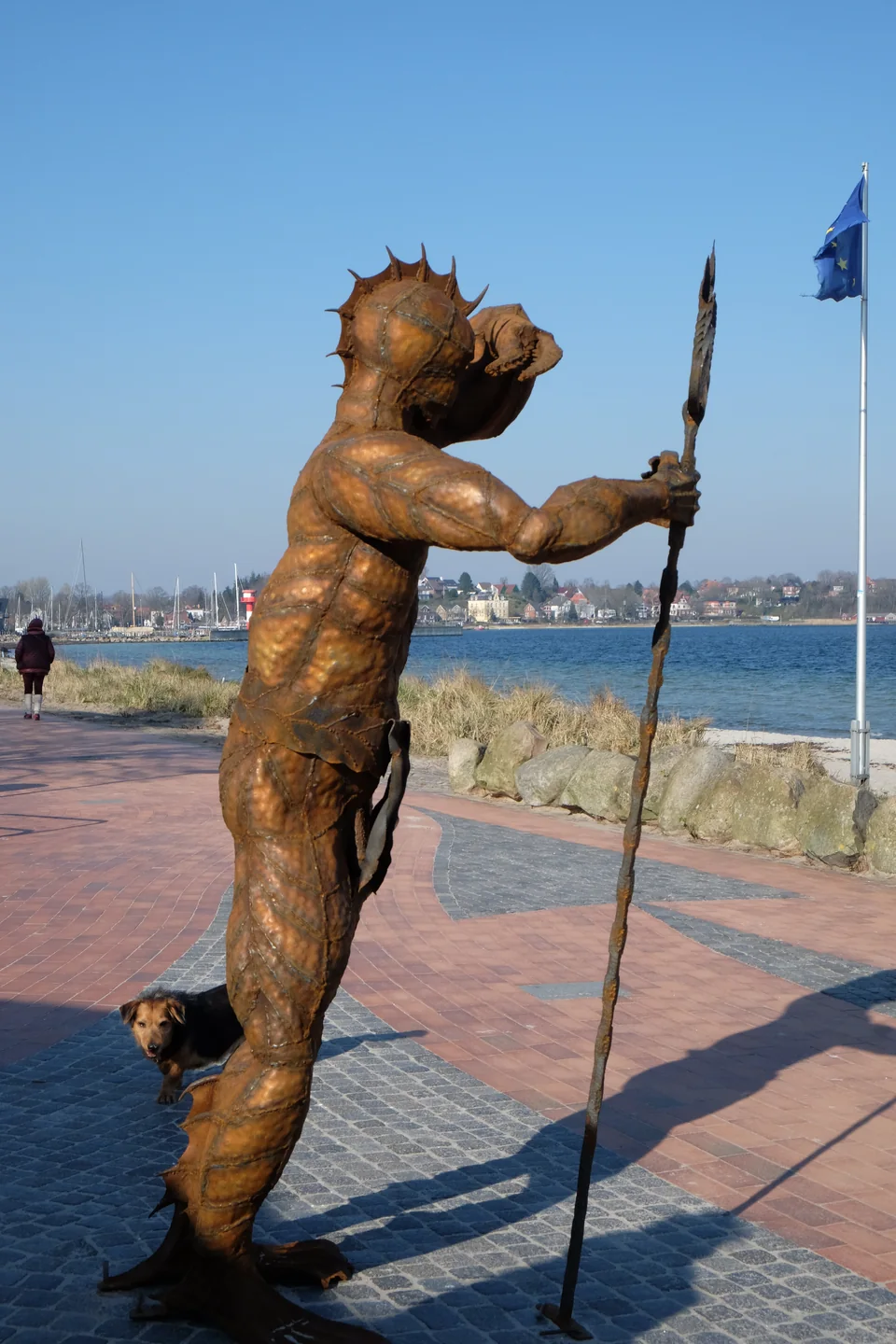 Gekrönte metallene Figur mit Dreizack am Meer - Eckhard Kowalke und Nils Winderlich