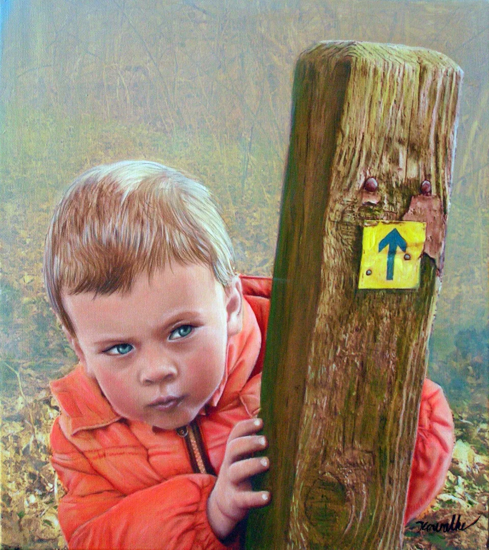 Kind in roter Jacke hinter einem Holzpfosten mit gelbem Schild und blauem Pfeil - Eckhard Kowalke